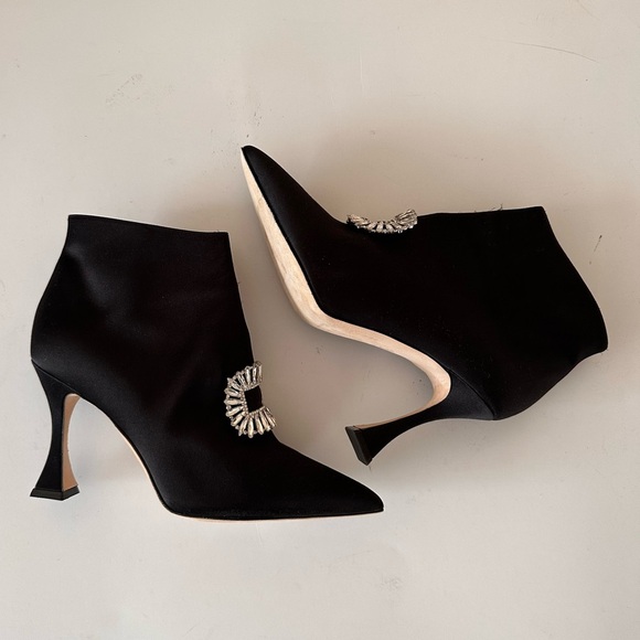 Manolo Blahnik
Cantita 90 Embellished Buckle Satin Booties - Picture 4 of 9